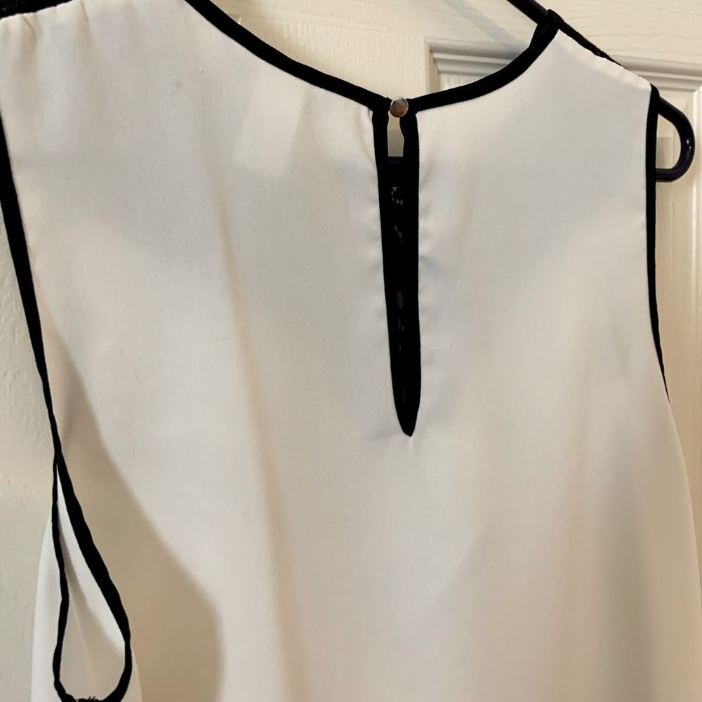 Lace satin sleeveless top - Picture 2 of 2